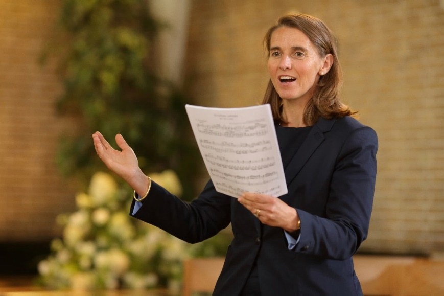 Catherine Walckiers chantant lors d’une célébration